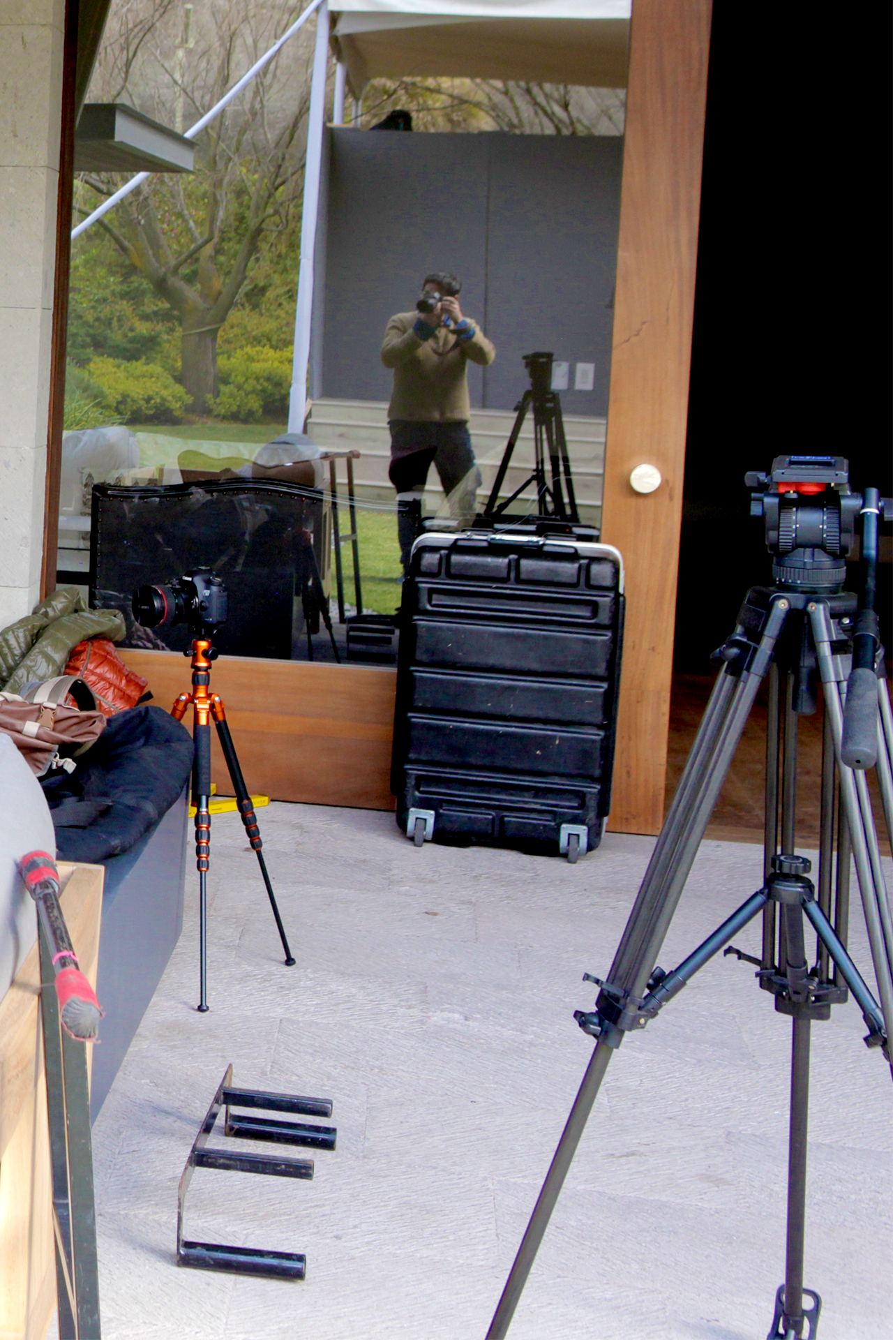 Crew-production-man-at-work-videoimageart Equipo de producción audiovisual en set